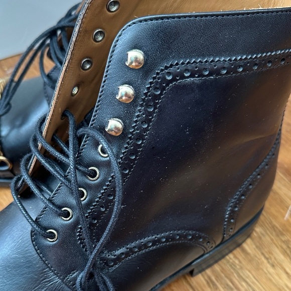 Taft Black Leather Men\'s Boots with Gold Chain Accent